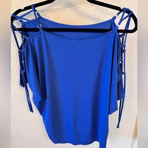 Express Lattice / Cold Shoulder Tee